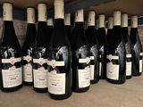 des bouteilles de vin sont alignées sur une étagère dans un magasin