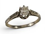 une image d'une bague en diamant sur fond blanc
