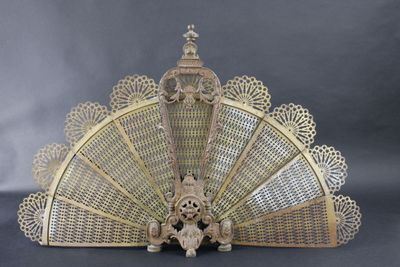 Pare-étincelles de forme éventail en bronze et laiton. - Photo 1