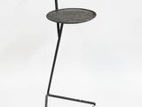 une chaise en métal noir surmontée d'un plateau