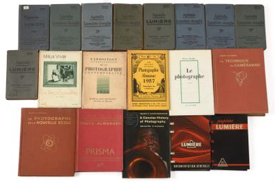 plusieurs livres sont empilés sur une surface blanche