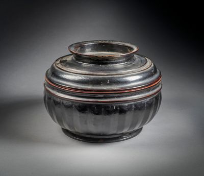 une image représentant un vase en noir et blanc posé sur une table