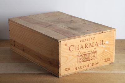 une boîte en bois avec une étiquette posée sur une table
