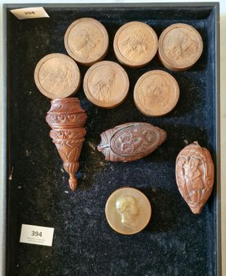 quelques pièces et une pièce dans une boîte posée sur une table