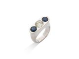 un gros plan d'une bague sertie de deux pierres