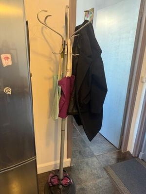 un porte-manteau dans un coin de la pièce