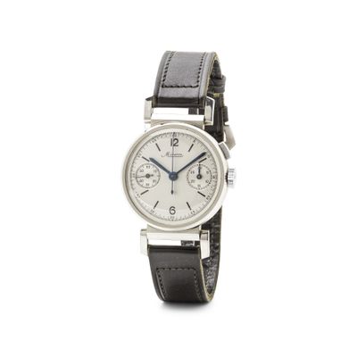 gros plan d'une montre sur fond blanc avec un bracelet noir