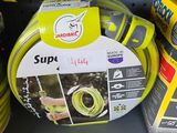 Plusieurs types de tuyaux d'arrosage sont exposés dans un magasin