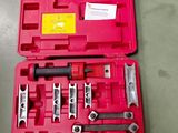 une caisse à outils rouge avec des outils sur le sol