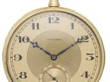 une image représentant une montre de poche en or avec des chiffres romains