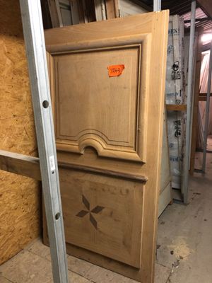 une armoire en bois au milieu d'une pièce