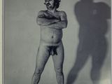 photographie en noir et blanc d'un homme debout devant l'ombre d'un homme