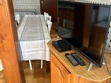 un téléviseur posé sur un meuble dans une pièce