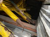un tas de matériel de chantier posé sur un tas de bois