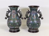 deux vases posés sur une table