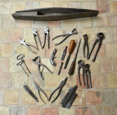 les nombreux types d'outils qui se trouvent sur le sol