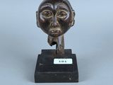 une image représentant une sculpture en bois représentant le visage d'un homme