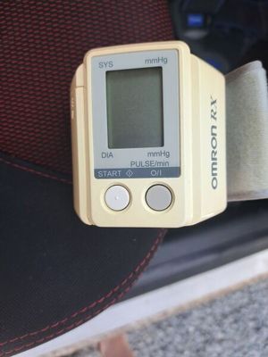 un appareil numérique posé sur le siège d'une voiture