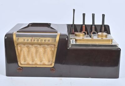 une radio posée sur une table