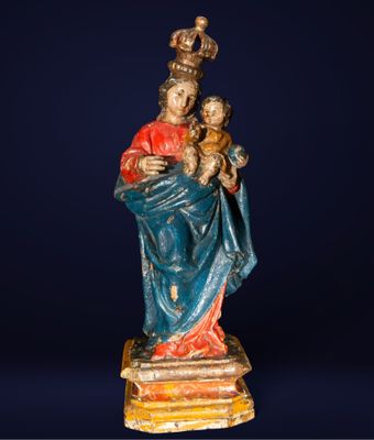l'image d'une statue représentant une femme tenant un enfant dans ses bras
