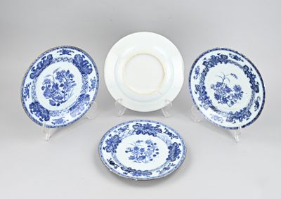 trois assiettes bleues et blanches et une assiette ornée d'un motif floral
