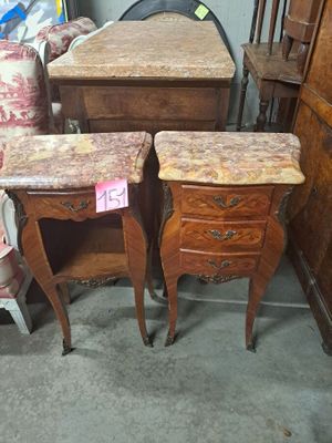 trois tables en bois avec des plateaux en marbre dans une pièce