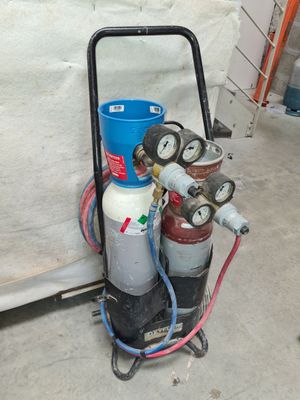 une photo d'une borne d'incendie sur laquelle est posé un seau bleu