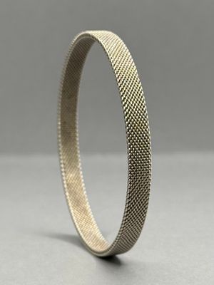 un gros plan d'un bracelet en argent posé sur une table