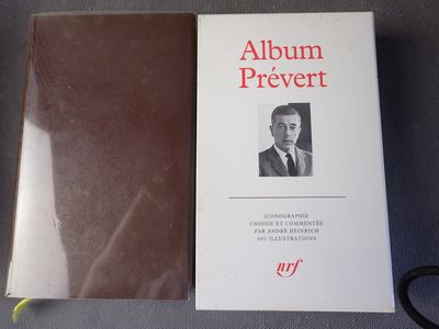 un livre sur la couverture duquel figure la photo d'un homme en costume