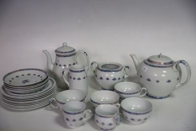 beaucoup de tasses et de soucoupes sur la table
