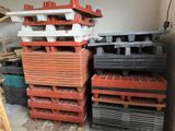 beaucoup de palettes empilées les unes sur les autres