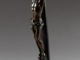 statue de Jésus sur la croix, posée sur un socle