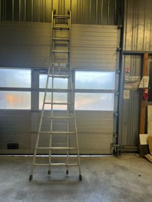 une échelle appuyée contre un mur dans un garage