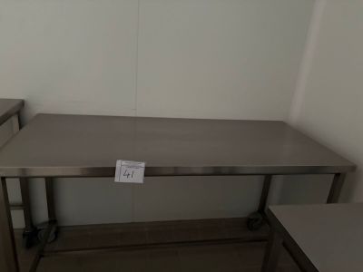 une table sur laquelle est posé un panneau, dans un coin de la pièce