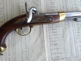 un pistolet posé sur une feuille de papier