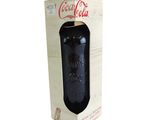 une bouteille de Coca-Cola dans une boîte en carton sur fond blanc