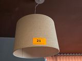 une lampe suspendue au plafond dans la pièce