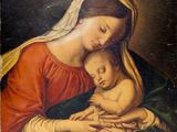 un vieux tableau représentant une femme tenant un bébé sur ses genoux