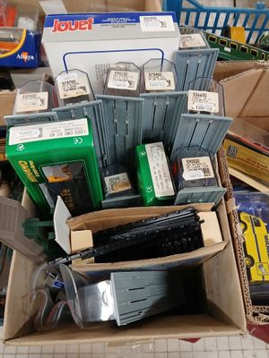 une boîte en carton remplie d'appareils électroniques et d'autres articles assortis