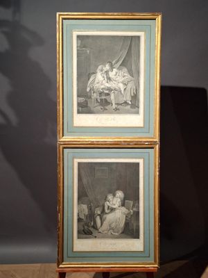 deux photos encadrées représentant une femme et un enfant, posées sur une table