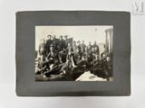 une vieille photo en noir et blanc montrant un groupe d'hommes posant pour une photo
