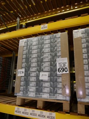 une grande pile de boîtes sur une palette dans un entrepôt
