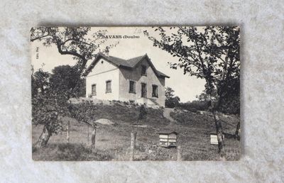 une photo d'une carte postale représentant une maison sur une colline