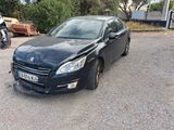 la photo d'une voiture noire garée dans un parking