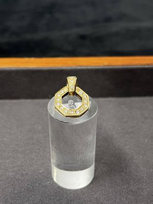 un gros plan sur un petit verre contenant un diamant