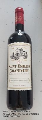 une bouteille de vin posée sur une table