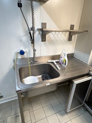une cuisine équipée d'un évier, d'un lave-vaisselle et d'un lave-vaisselle