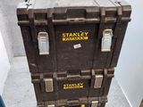 une pile de cartons posée par terre dans une pièce