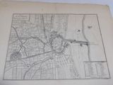une vieille carte d'une ville posée sur une table, avec un stylo et de l'encre