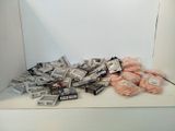 une pile de paquets de cigarettes posée sur un comptoir à côté d'une boîte